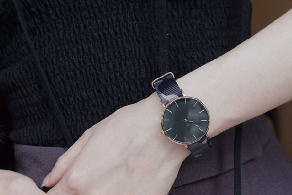 簡約網(wǎng)帶手表款式 更多定制設(shè)計就在穩(wěn)達時